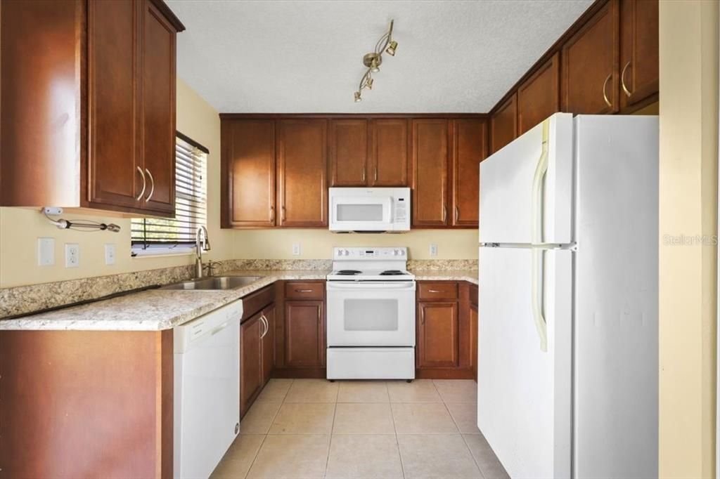 Active With Contract: $225,000 (2 beds, 2 baths, 920 Square Feet)