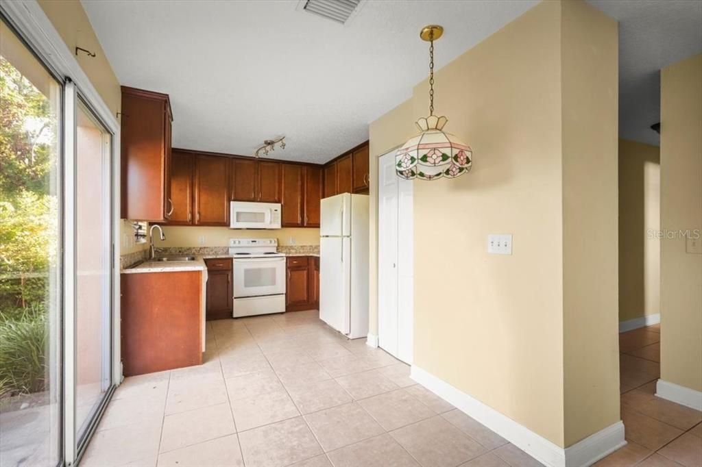 Active With Contract: $225,000 (2 beds, 2 baths, 920 Square Feet)