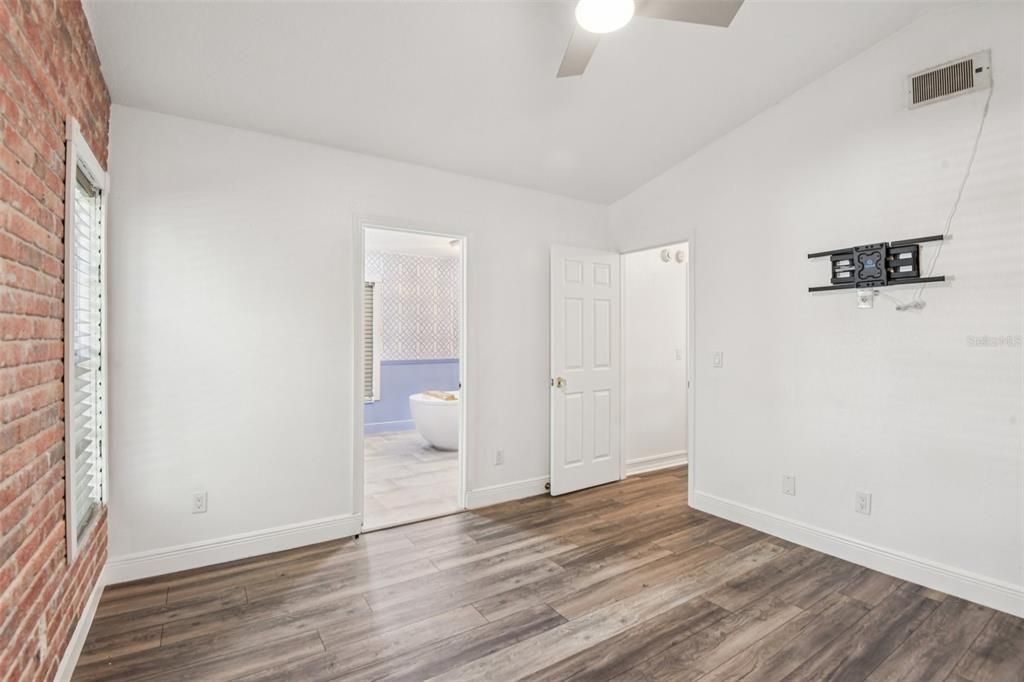 For Sale: $575,000 (4 beds, 2 baths, 2405 Square Feet)