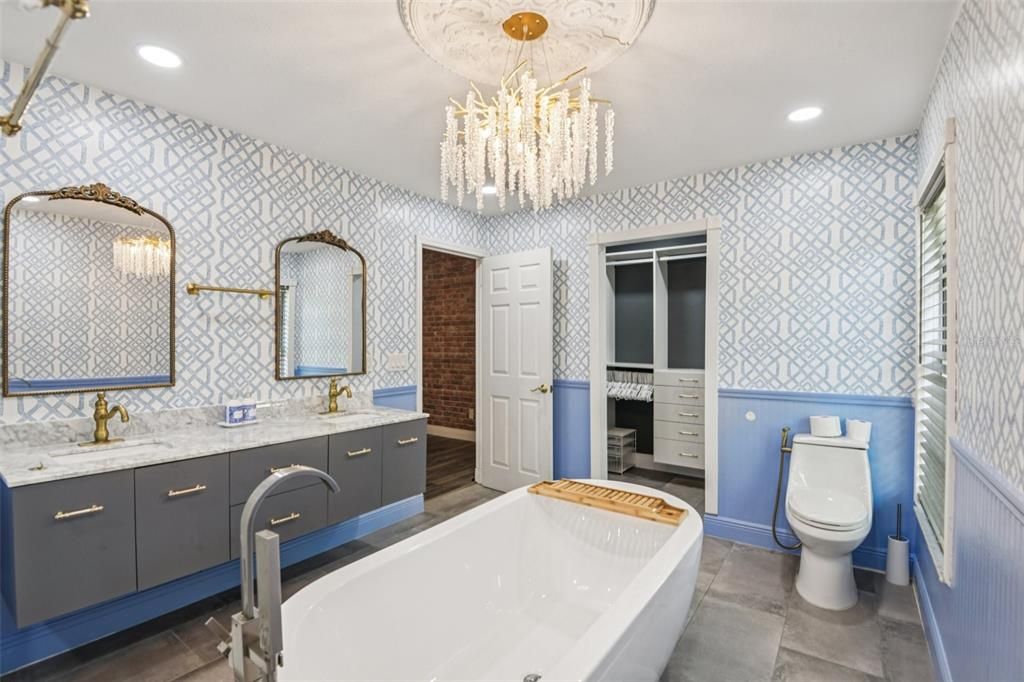 For Sale: $575,000 (4 beds, 2 baths, 2405 Square Feet)