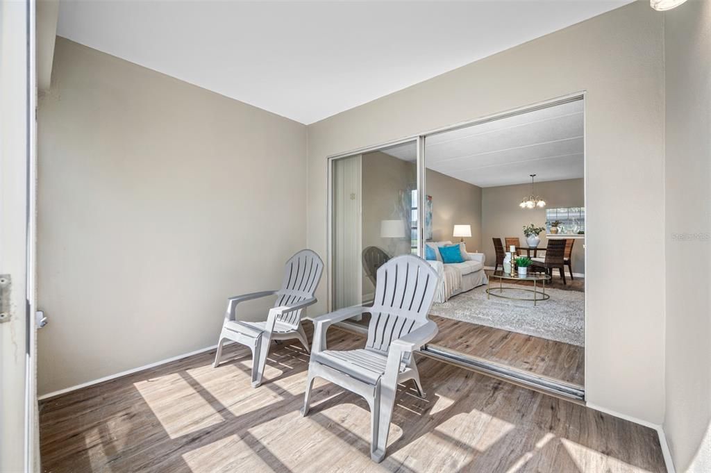 合同活跃: $139,000 (2 贝兹, 1 浴室, 934 平方英尺)