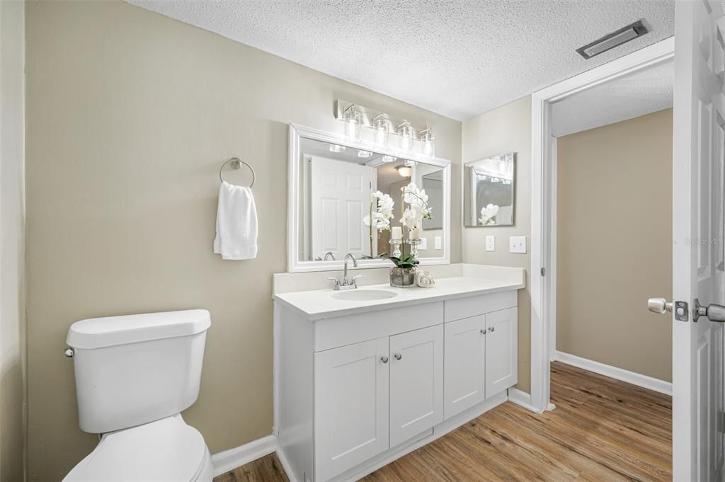 合同活跃: $139,000 (2 贝兹, 1 浴室, 934 平方英尺)