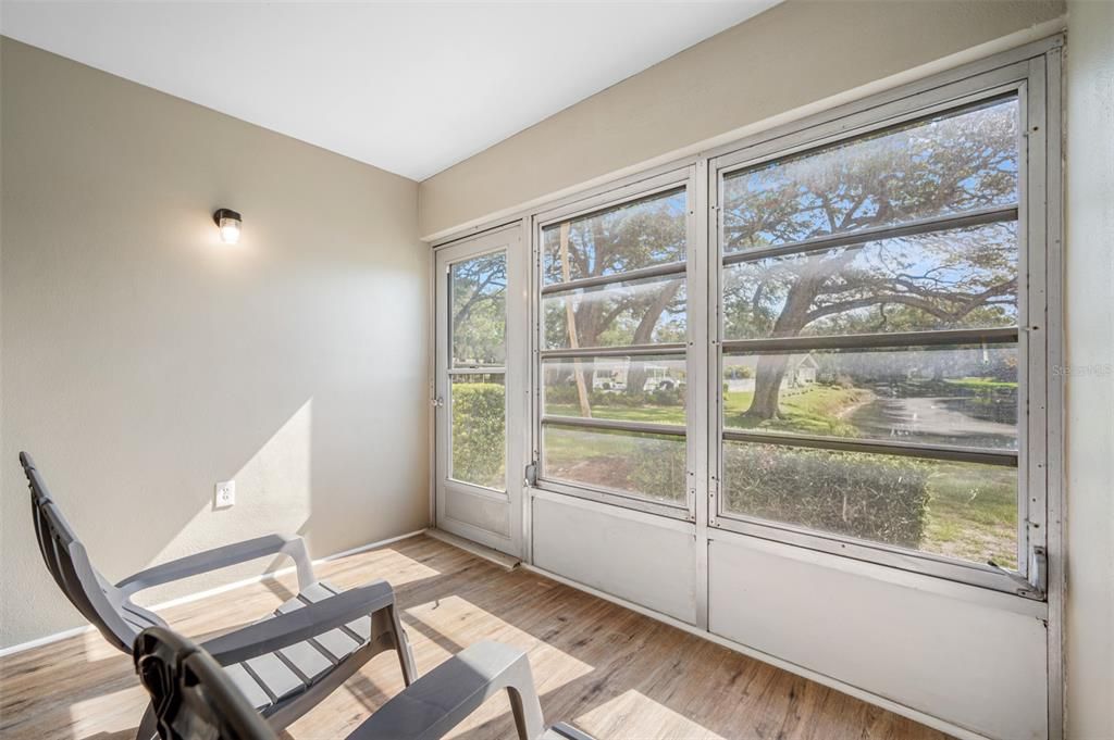 合同活跃: $139,000 (2 贝兹, 1 浴室, 934 平方英尺)