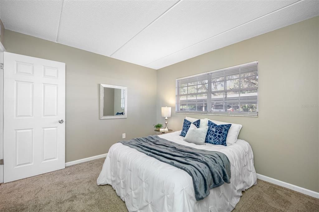 合同活跃: $139,000 (2 贝兹, 1 浴室, 934 平方英尺)