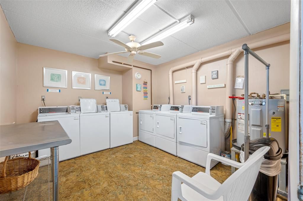 合同活跃: $139,000 (2 贝兹, 1 浴室, 934 平方英尺)