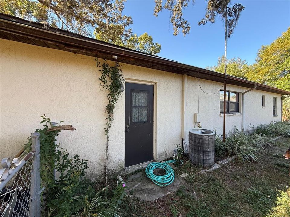 Active With Contract: $224,900 (3 beds, 2 baths, 1588 Square Feet)