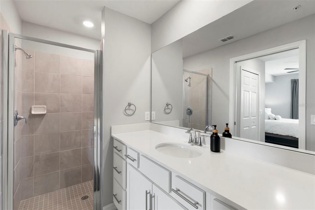 На продажу: $230,000 (2 спален, 2 ванн, 1194 Квадратных фут)