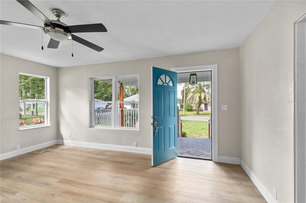 Active With Contract: $260,000 (2 beds, 1 baths, 944 Square Feet)