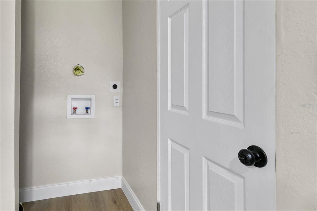 Active With Contract: $260,000 (2 beds, 1 baths, 944 Square Feet)