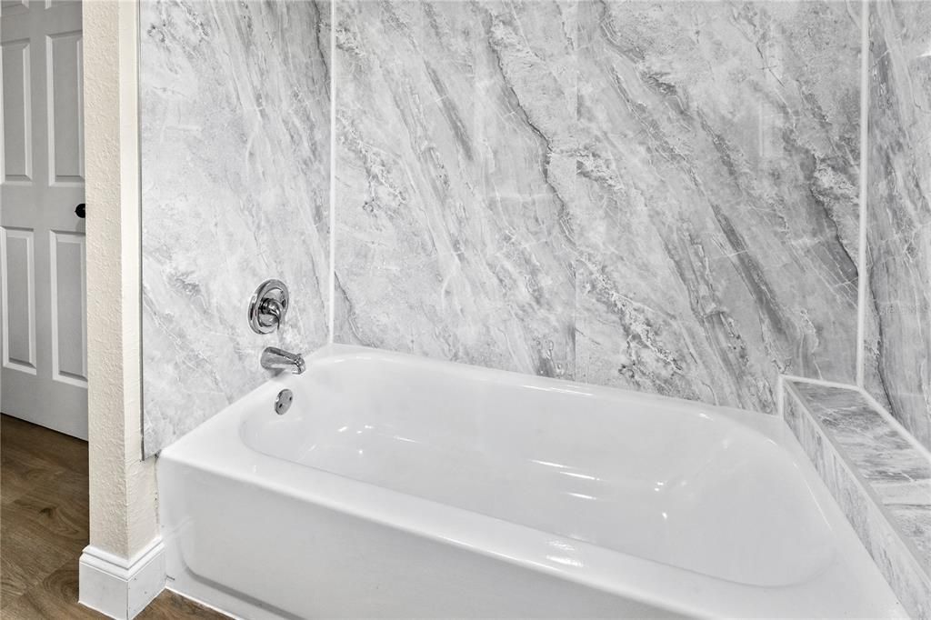 Active With Contract: $260,000 (2 beds, 1 baths, 944 Square Feet)