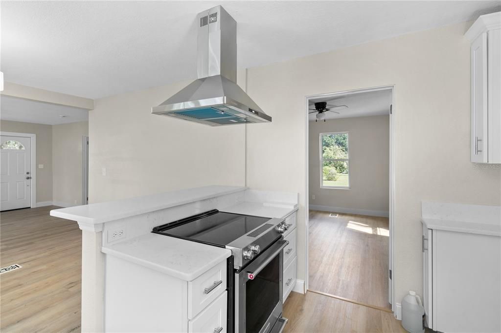 Active With Contract: $260,000 (2 beds, 1 baths, 944 Square Feet)