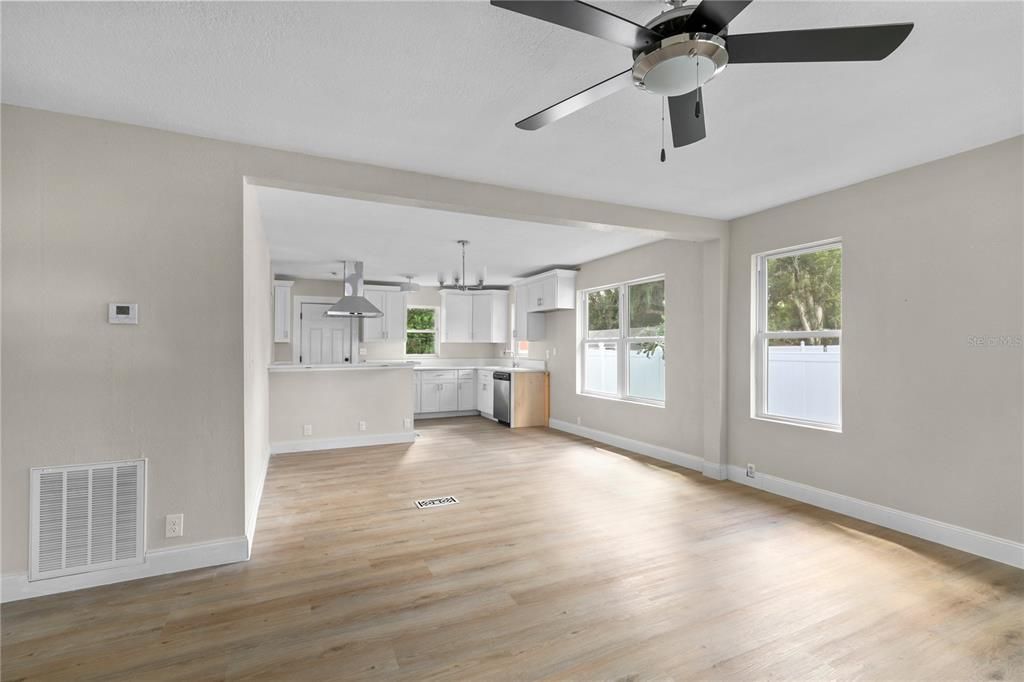 Active With Contract: $260,000 (2 beds, 1 baths, 944 Square Feet)