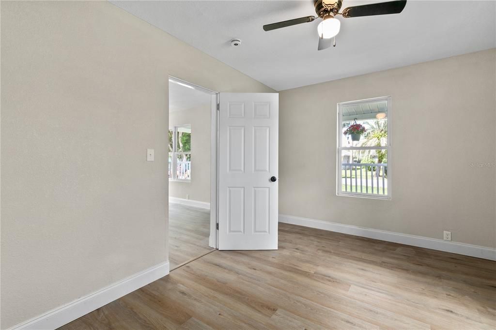 Active With Contract: $260,000 (2 beds, 1 baths, 944 Square Feet)