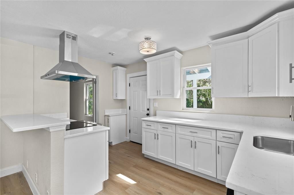 Active With Contract: $260,000 (2 beds, 1 baths, 944 Square Feet)