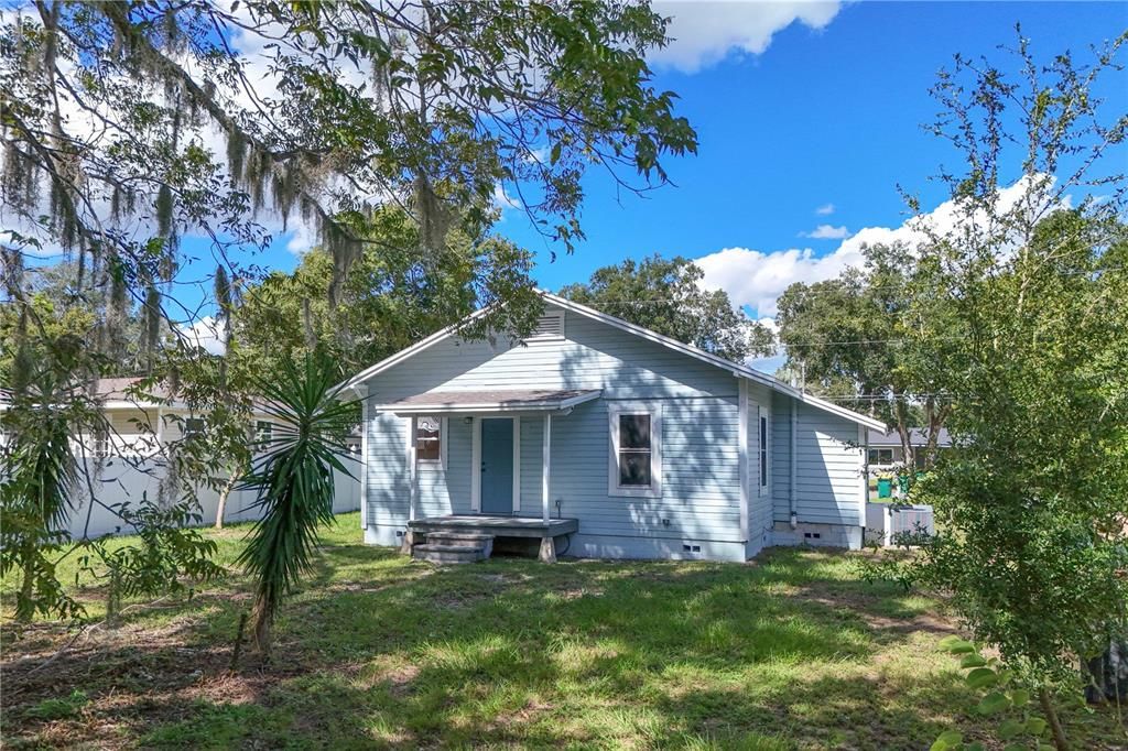 Active With Contract: $260,000 (2 beds, 1 baths, 944 Square Feet)