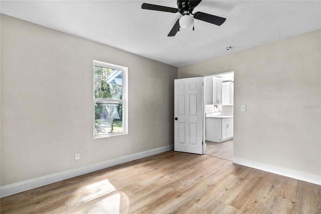 Active With Contract: $260,000 (2 beds, 1 baths, 944 Square Feet)