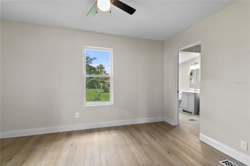 Active With Contract: $260,000 (2 beds, 1 baths, 944 Square Feet)