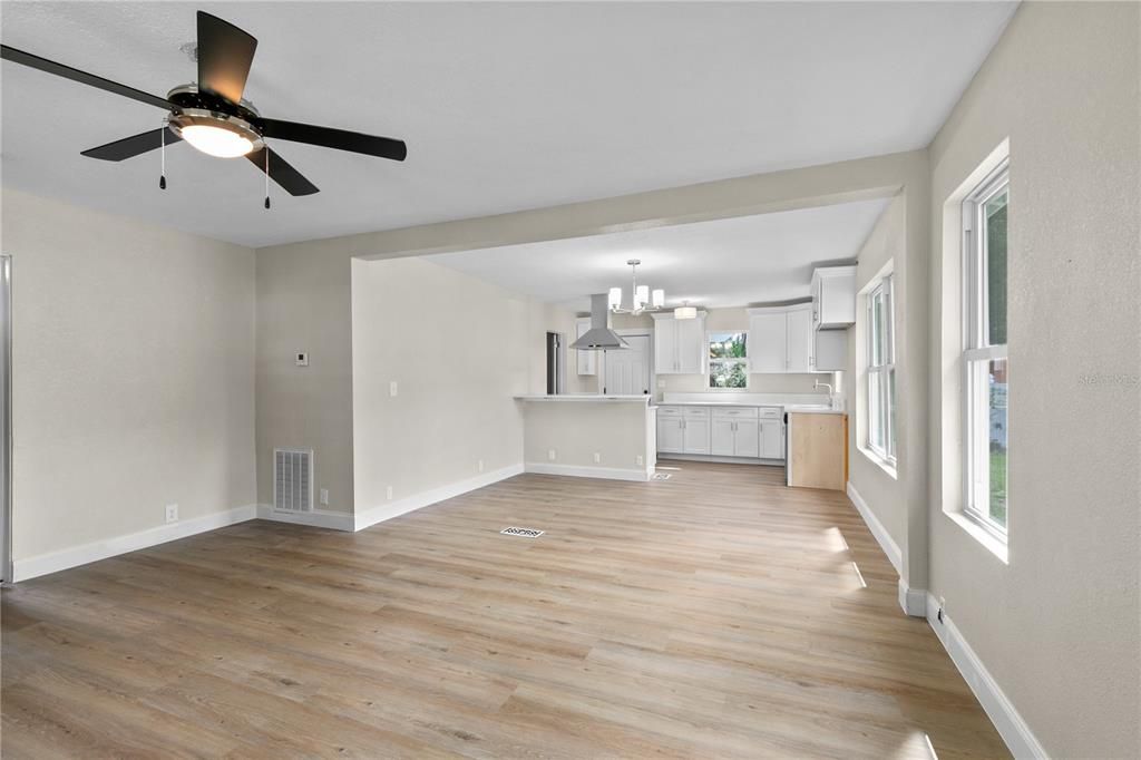 Active With Contract: $260,000 (2 beds, 1 baths, 944 Square Feet)