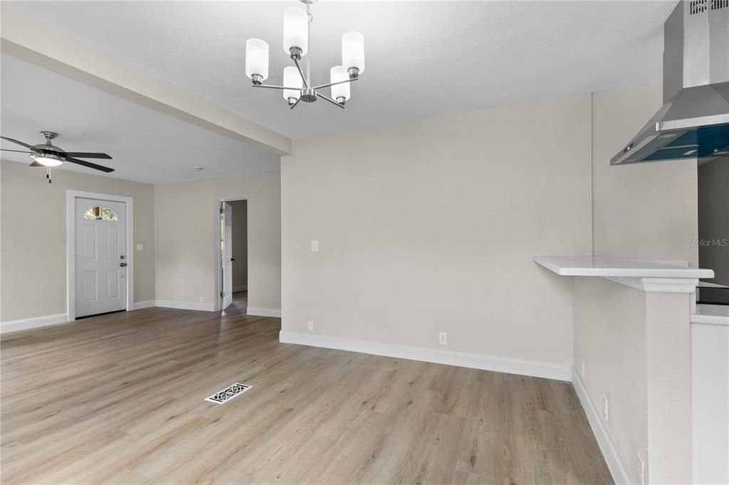 Active With Contract: $260,000 (2 beds, 1 baths, 944 Square Feet)