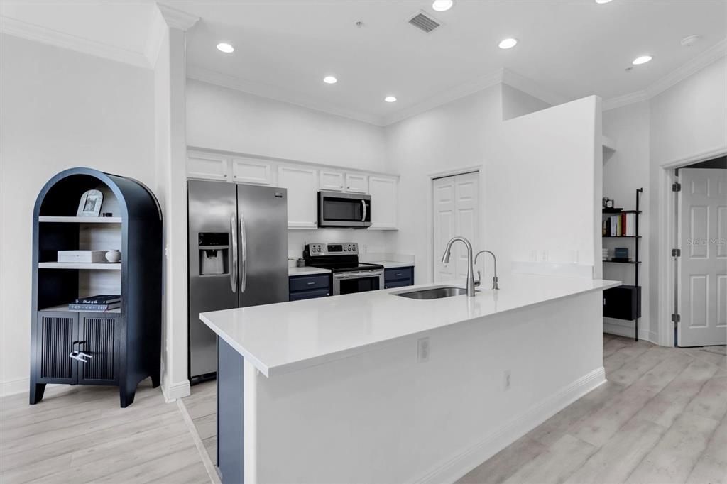 For Sale: $325,000 (3 beds, 3 baths, 1793 Square Feet)