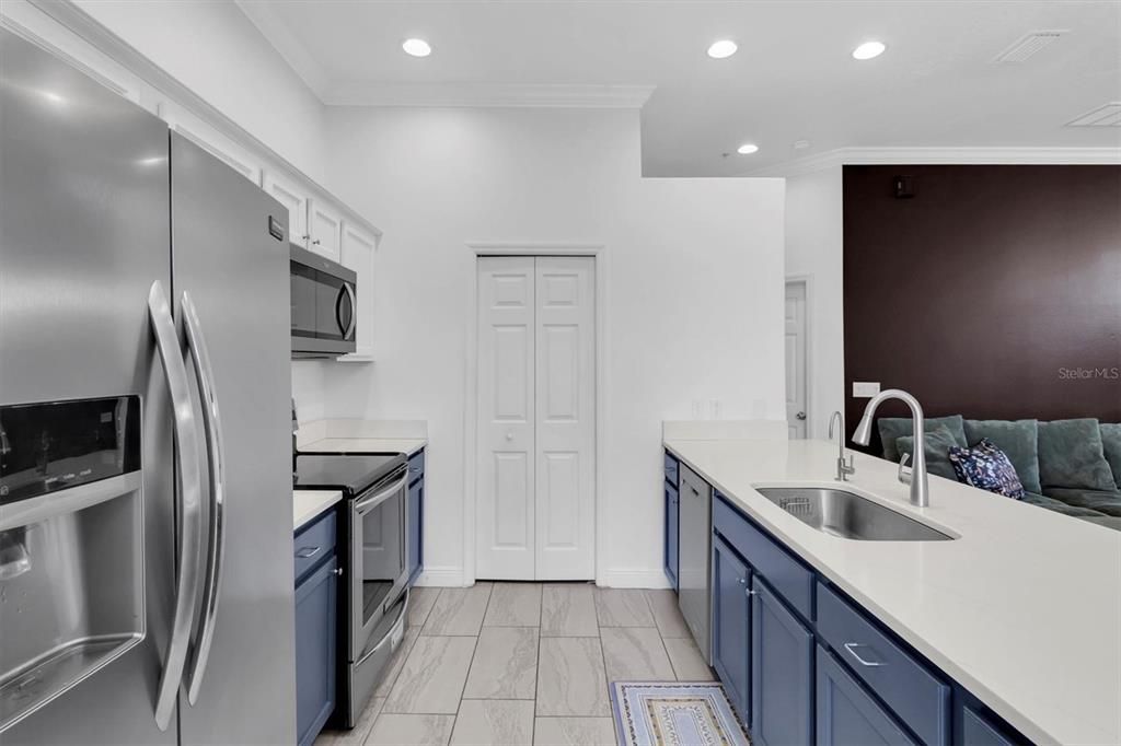 For Sale: $325,000 (3 beds, 3 baths, 1793 Square Feet)