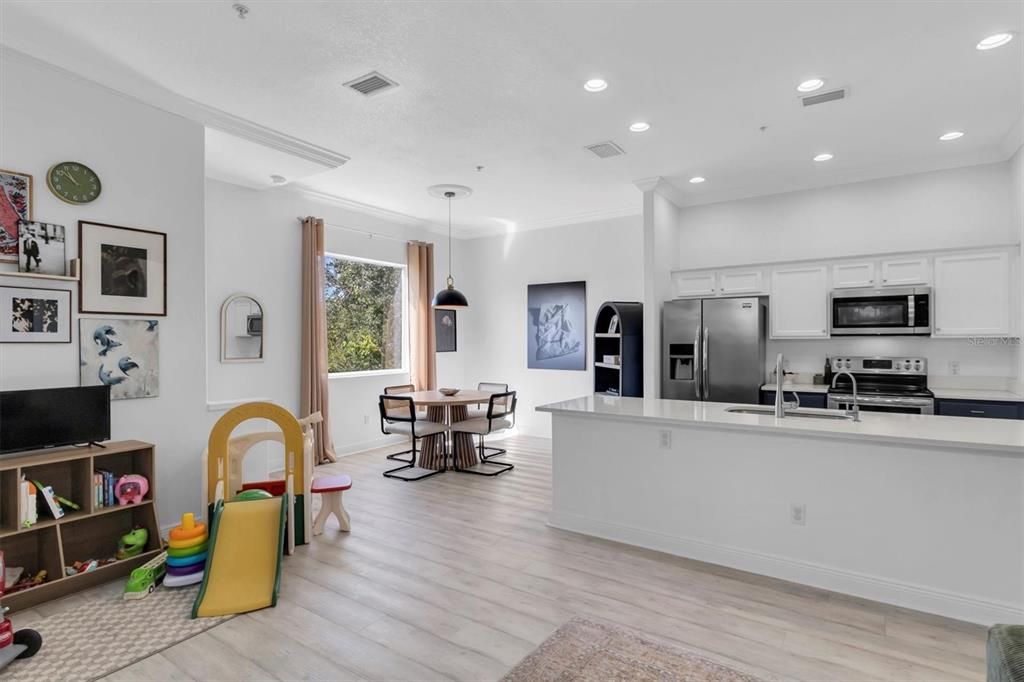 For Sale: $325,000 (3 beds, 3 baths, 1793 Square Feet)