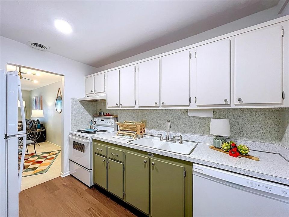 For Sale: $115,000 (1 beds, 1 baths, 750 Square Feet)