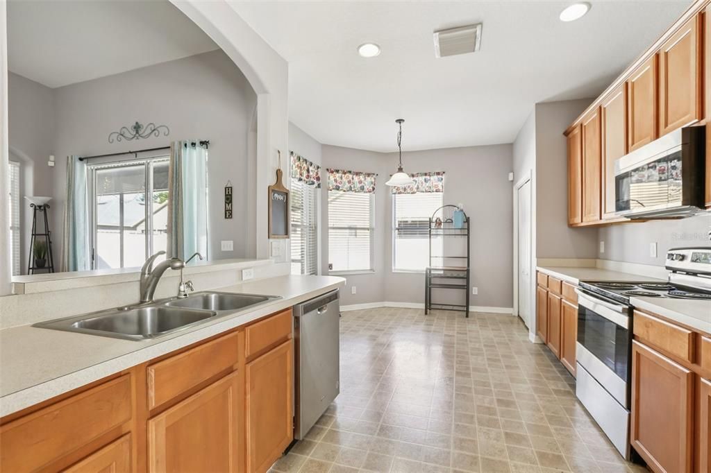 Под контрактом: $340,000 (3 спален, 2 ванн, 1738 Квадратных фут)