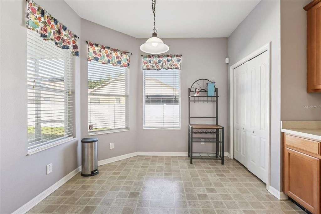 Под контрактом: $340,000 (3 спален, 2 ванн, 1738 Квадратных фут)