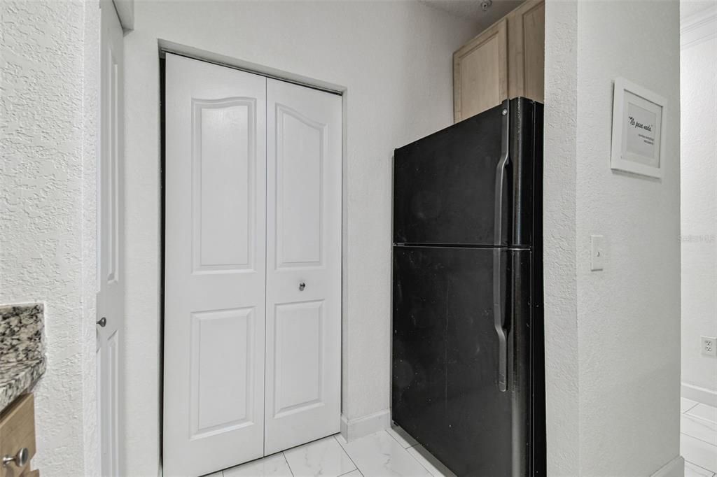 Active With Contract: $249,000 (1 beds, 1 baths, 867 Square Feet)