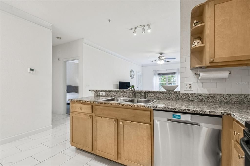 Active With Contract: $249,000 (1 beds, 1 baths, 867 Square Feet)