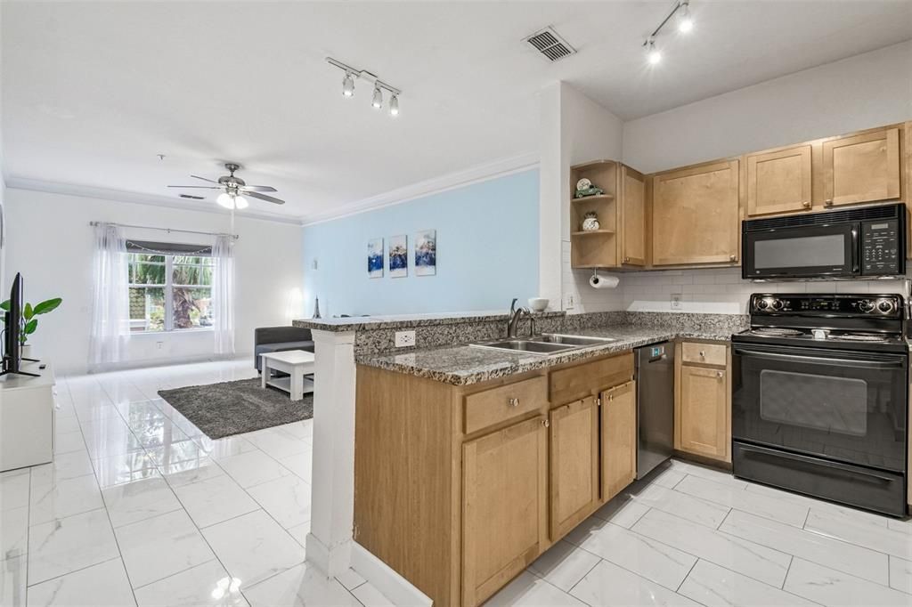 Active With Contract: $249,000 (1 beds, 1 baths, 867 Square Feet)