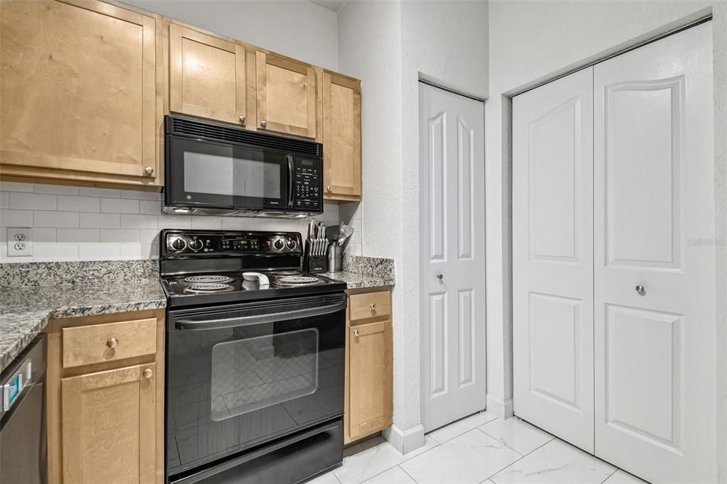 Active With Contract: $249,000 (1 beds, 1 baths, 867 Square Feet)