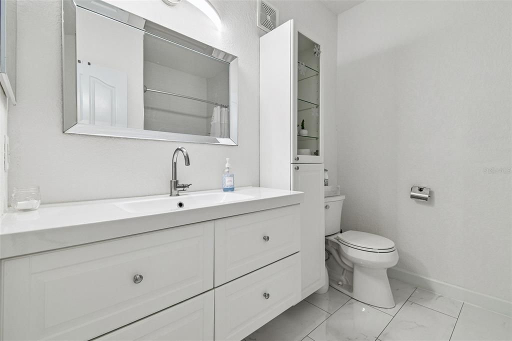 Active With Contract: $249,000 (1 beds, 1 baths, 867 Square Feet)