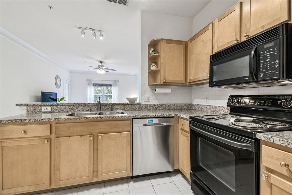 Active With Contract: $249,000 (1 beds, 1 baths, 867 Square Feet)