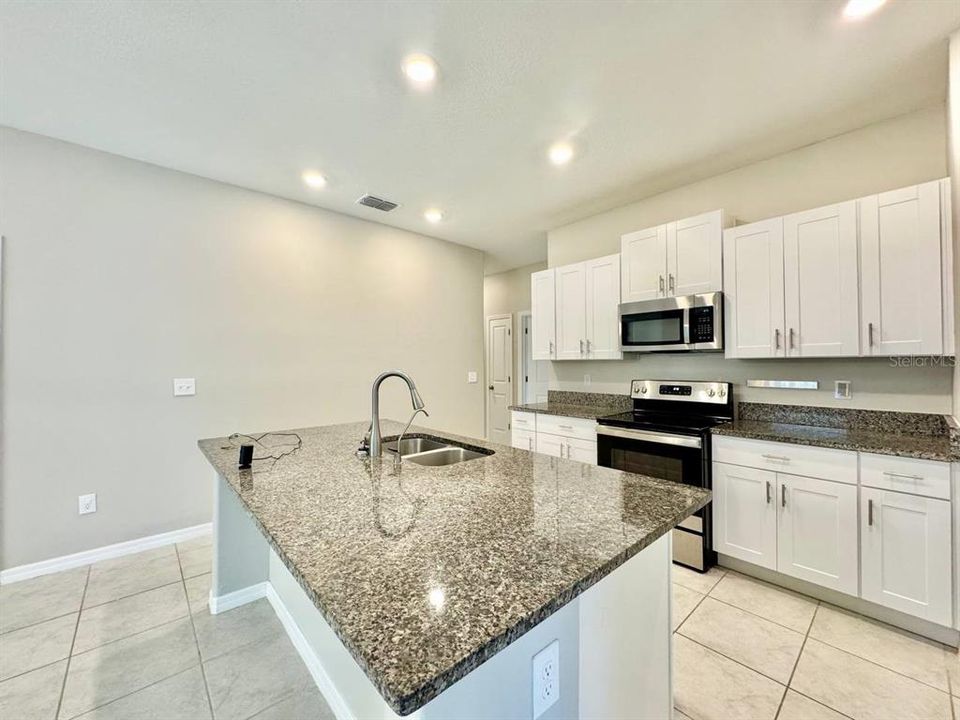 出租: $2,100 (4 贝兹, 2 浴室, 1841 平方英尺)