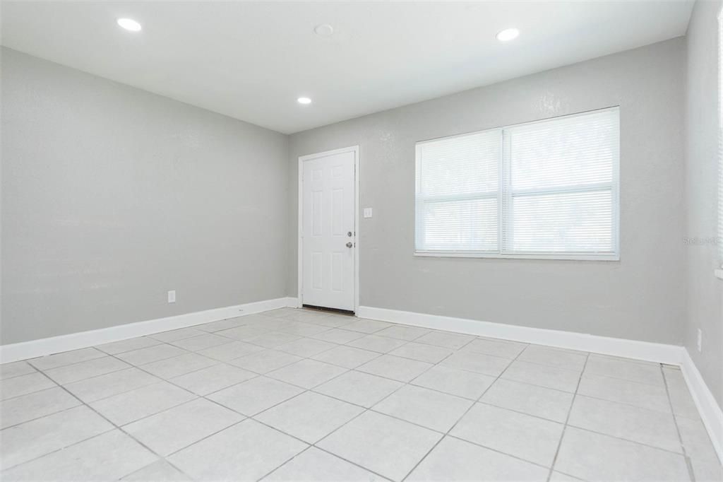 Под контрактом: $269,900 (2 спален, 2 ванн, 884 Квадратных фут)