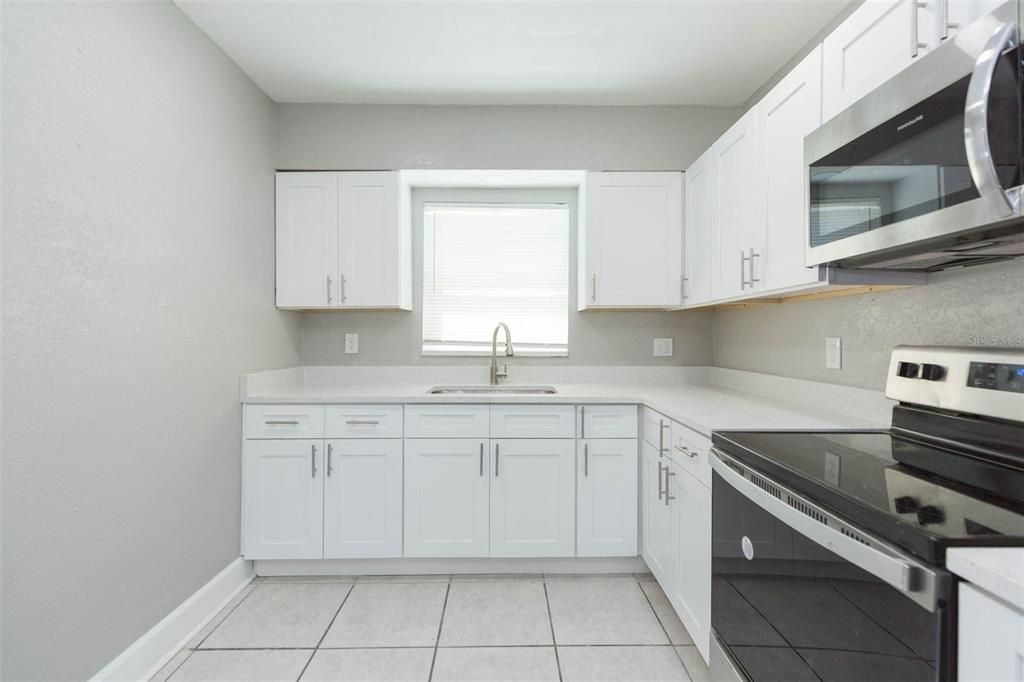 Под контрактом: $269,900 (2 спален, 2 ванн, 884 Квадратных фут)