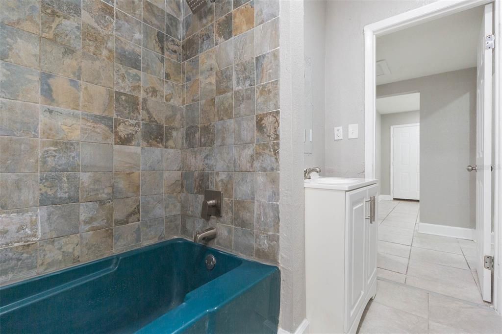 Под контрактом: $269,900 (2 спален, 2 ванн, 884 Квадратных фут)