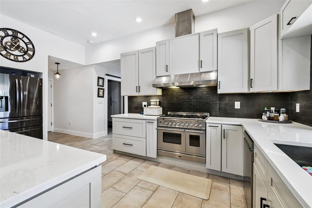 待售: $2,690,000 (6 贝兹, 4 浴室, 4546 平方英尺)