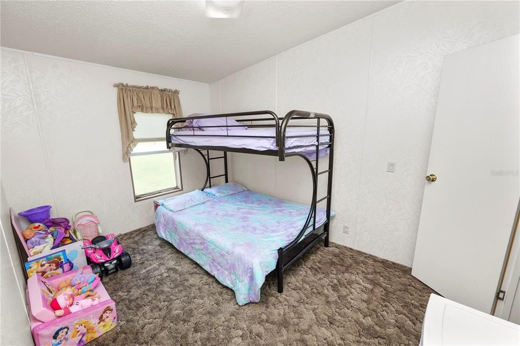 合同活跃: $245,000 (3 贝兹, 2 浴室, 1404 平方英尺)