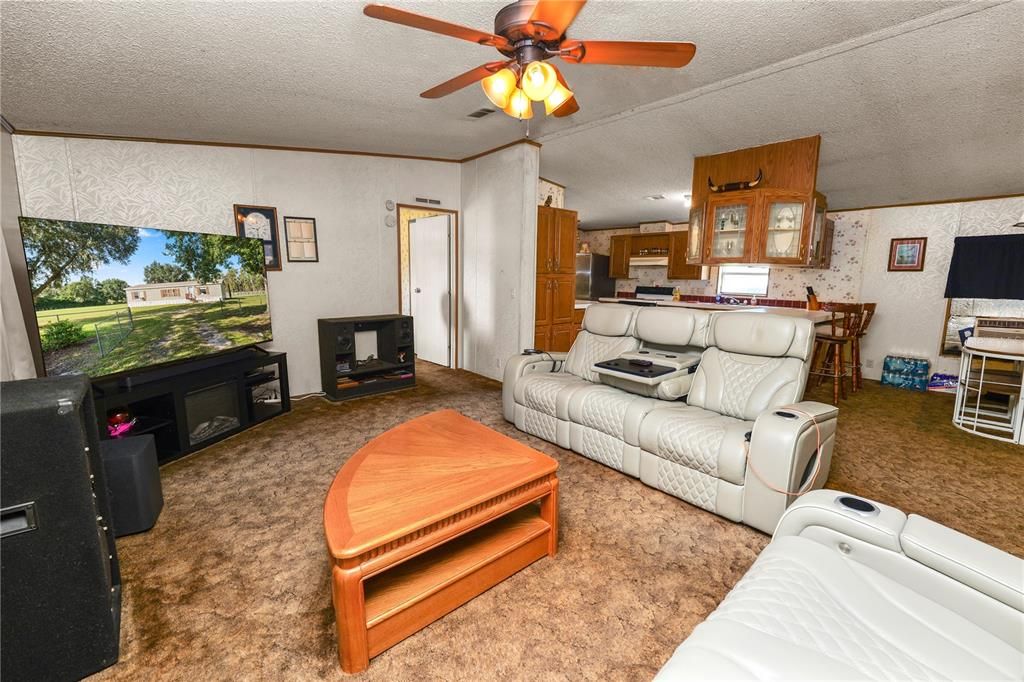 合同活跃: $245,000 (3 贝兹, 2 浴室, 1404 平方英尺)