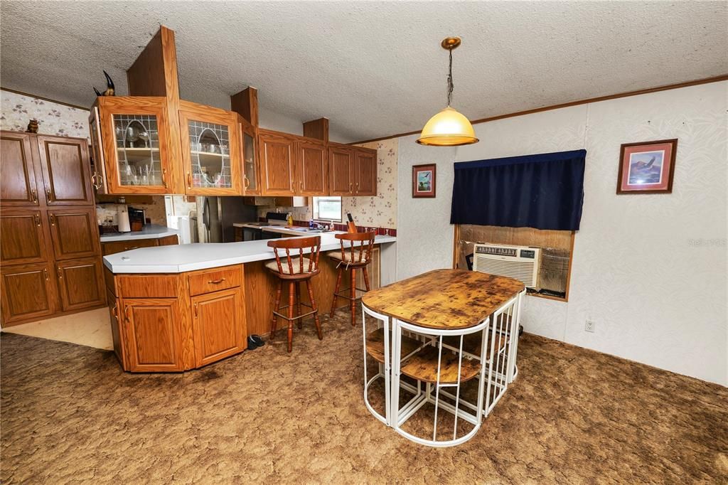 合同活跃: $245,000 (3 贝兹, 2 浴室, 1404 平方英尺)