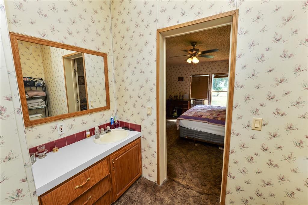 合同活跃: $245,000 (3 贝兹, 2 浴室, 1404 平方英尺)