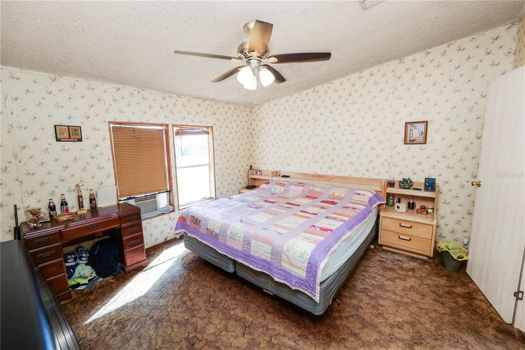 合同活跃: $245,000 (3 贝兹, 2 浴室, 1404 平方英尺)