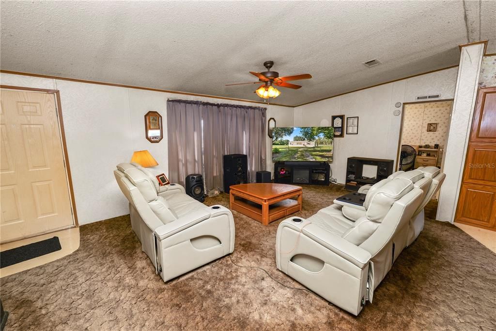 合同活跃: $245,000 (3 贝兹, 2 浴室, 1404 平方英尺)