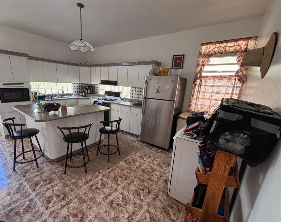 На продажу: $300,000 (2 спален, 2 ванн, 1000 Квадратных фут)