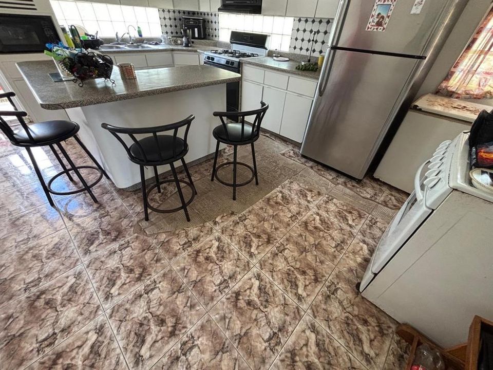 На продажу: $300,000 (2 спален, 2 ванн, 1000 Квадратных фут)