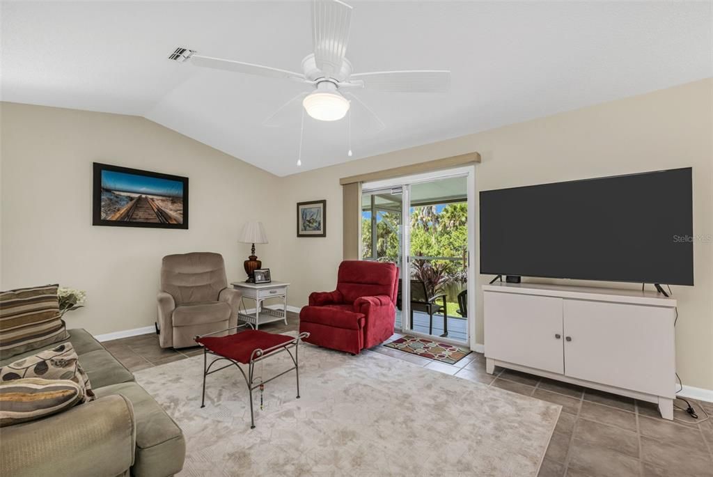 Active With Contract: $168,900 (2 beds, 1 baths, 868 Square Feet)