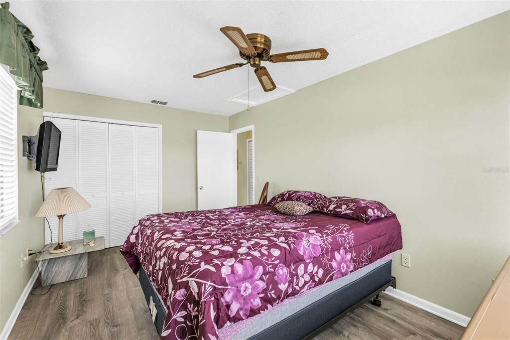 Active With Contract: $168,900 (2 beds, 1 baths, 868 Square Feet)